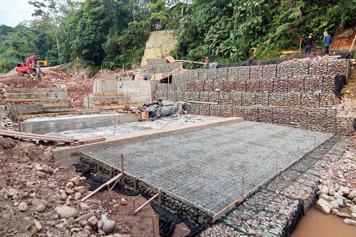 Obra de contención en gaviones y concreto