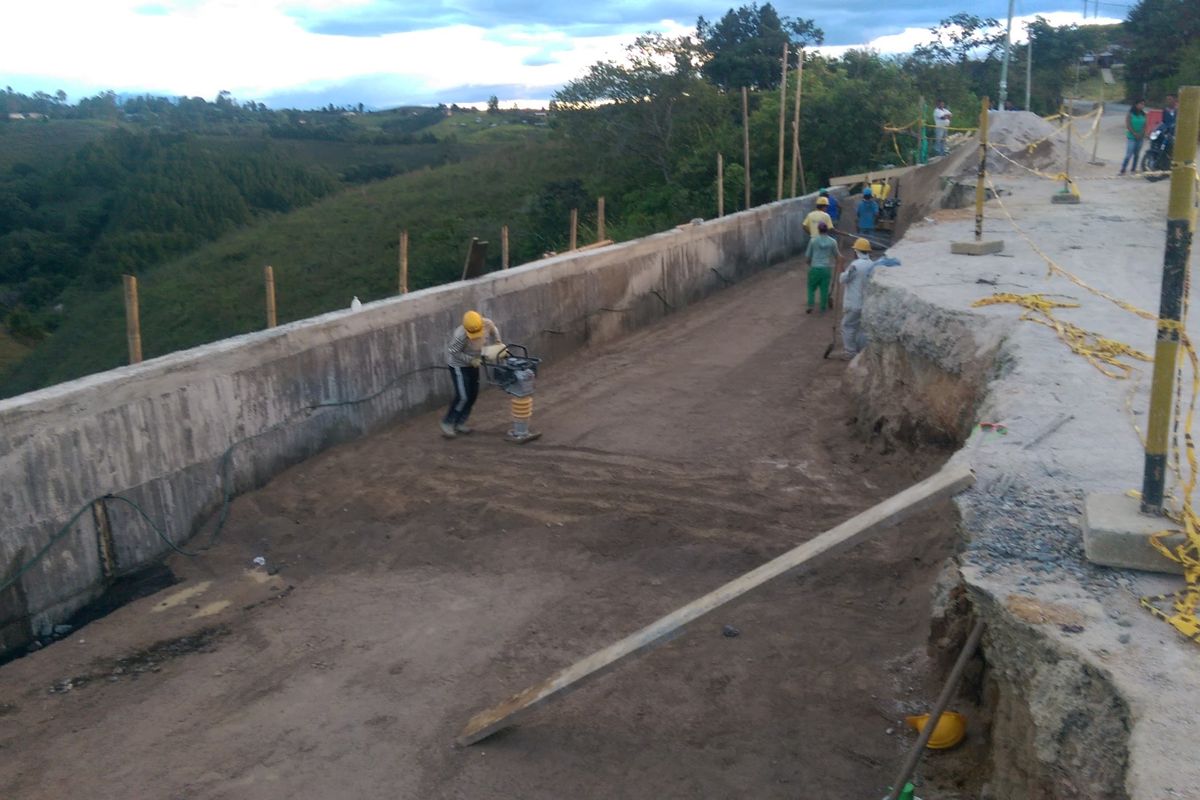 Vía y obra de contención